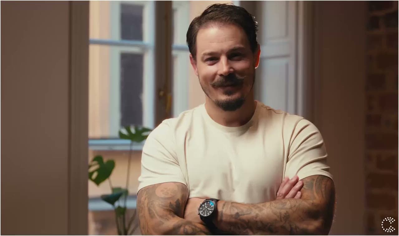 Simon Sköld, arms folded and smiling, in the opening frame of the CoCoach film