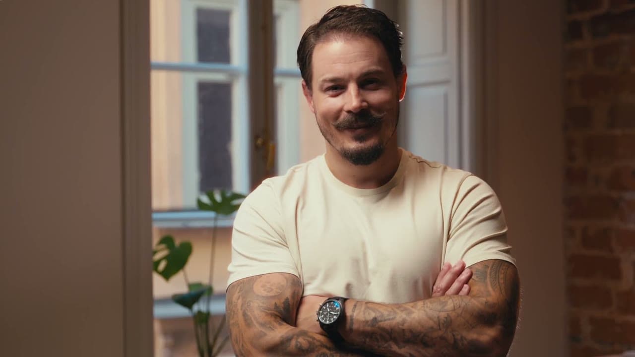 Simon Sköld, arms folded and smiling, in the opening frame of the CoCoach film