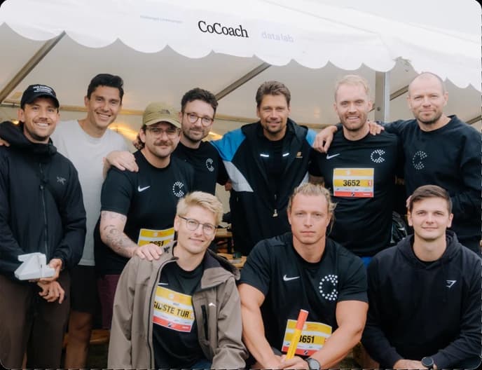 CoCoach-teamet samlet under et hvidt eventtelt, i startnumre