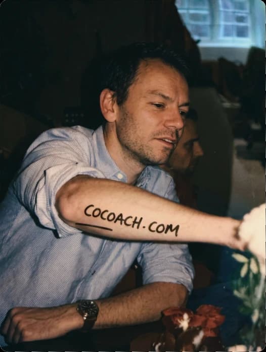 En kollega viser cocoach.com skrevet på sin underarm