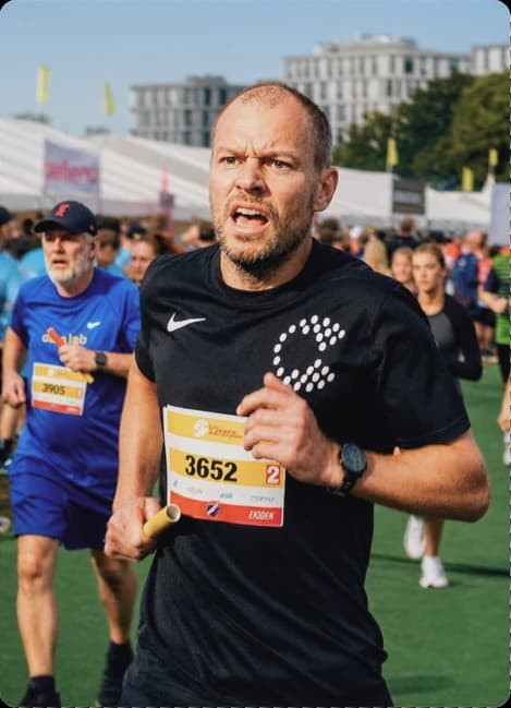 En kollega løber et løb med startnummer på