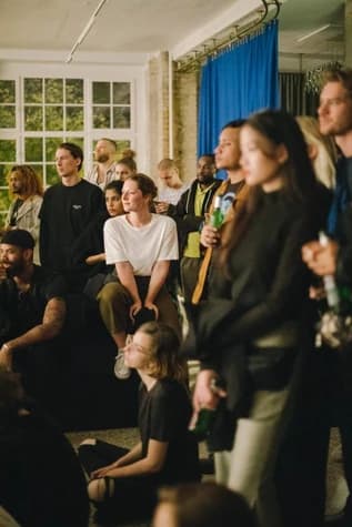 Et lokale fyldt med mennesker til en firmasammenkomst
