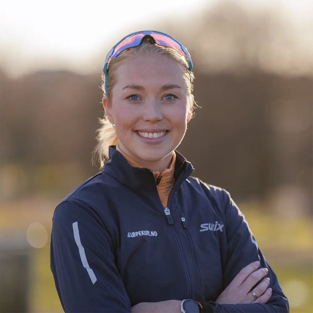 Smiling coach (løpekurs.no) in activewear – what it really takes to launch and grow an online coaching business.