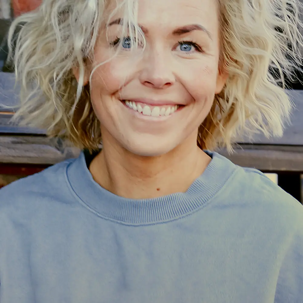 Desiree Andersen – nutrition and running coach focused on realistic health habits and everyday wellness, shown holding fresh citrus fruits.